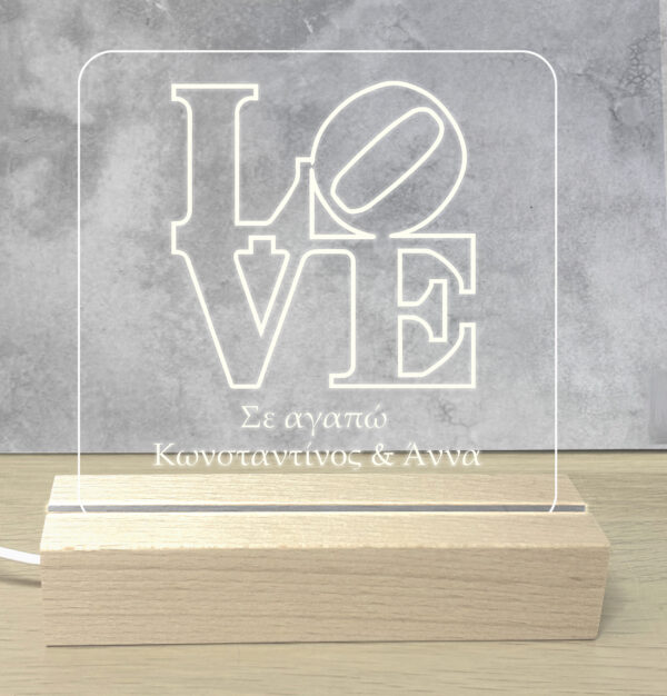 Προσωποποιημενο Φωτιστικό Led με Αφιέρωση Led Φωτισμός λευκό φωτισμό. Βάση: Ξύλινη βάση Υλικό: Ακρυλικό plexiglass με προσωποποίηση Διάσταση Βάσης: 15cm x 4.5cm x 3cm Διάσταση Πλακέτας: 14.5cm × 20cm ~ Τροφοδοσία: USB το καλώδιο USB σε τροφοδοτικό USB ή υπολογιστή. Προσωποποίησέ το! ΣΤΟ PARTYDAY.GR
