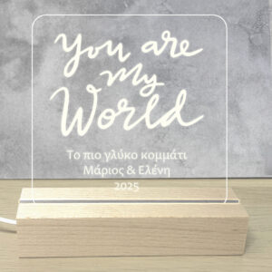 Προσωποποιημενο Φωτιστικό Led με Αφιέρωση Led Φωτισμός λευκό φωτισμό. Βάση: Ξύλινη βάση Υλικό: Ακρυλικό plexiglass με προσωποποίηση Διάσταση Βάσης: 15cm x 4.5cm x 3cm Διάσταση Πλακέτας: 14.5cm × 20cm ~ Τροφοδοσία: USB το καλώδιο USB σε τροφοδοτικό USB ή υπολογιστή. Προσωποποίησέ το! ΣΤΟ PARTYDAY.GR