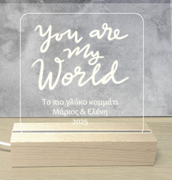 Προσωποποιημενο Φωτιστικό Led με Αφιέρωση Led Φωτισμός λευκό φωτισμό. Βάση: Ξύλινη βάση Υλικό: Ακρυλικό plexiglass με προσωποποίηση Διάσταση Βάσης: 15cm x 4.5cm x 3cm Διάσταση Πλακέτας: 14.5cm × 20cm ~ Τροφοδοσία: USB το καλώδιο USB σε τροφοδοτικό USB ή υπολογιστή. Προσωποποίησέ το! ΣΤΟ PARTYDAY.GR