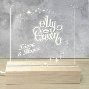 Προσωποποιημενο Φωτιστικό Led με Αφιέρωση Led Φωτισμός λευκό φωτισμό. Βάση: Ξύλινη βάση Υλικό: Ακρυλικό plexiglass με προσωποποίηση Διάσταση Βάσης: 15cm x 4.5cm x 3cm Διάσταση Πλακέτας: 14.5cm × 20cm ~ Τροφοδοσία: USB το καλώδιο USB σε τροφοδοτικό USB ή υπολογιστή. Προσωποποίησέ το! ΣΤΟ PARTYDAY.GR