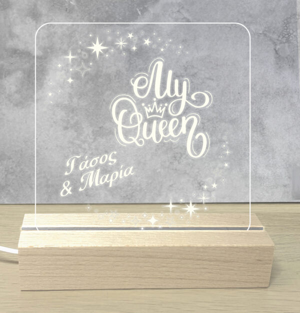 Προσωποποιημενο Φωτιστικό Led με Αφιέρωση Led Φωτισμός λευκό φωτισμό. Βάση: Ξύλινη βάση Υλικό: Ακρυλικό plexiglass με προσωποποίηση Διάσταση Βάσης: 15cm x 4.5cm x 3cm Διάσταση Πλακέτας: 14.5cm × 20cm ~ Τροφοδοσία: USB το καλώδιο USB σε τροφοδοτικό USB ή υπολογιστή. Προσωποποίησέ το! ΣΤΟ PARTYDAY.GR
