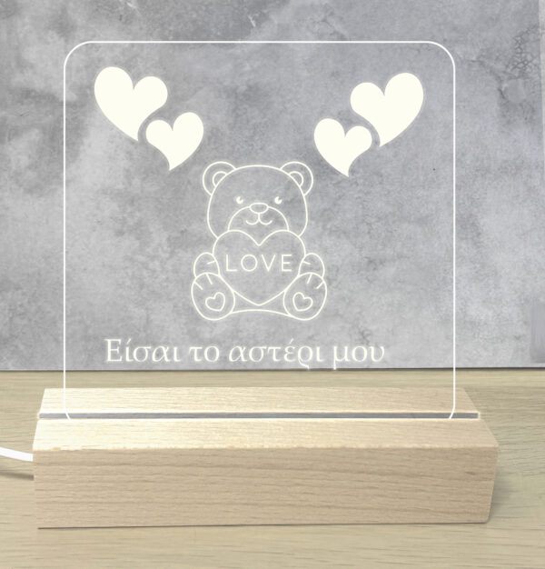 Προσωποποιημενο Φωτιστικό Led με Αφιέρωση Led Φωτισμός λευκό φωτισμό. Βάση: Ξύλινη βάση Υλικό: Ακρυλικό plexiglass με προσωποποίηση Διάσταση Βάσης: 15cm x 4.5cm x 3cm Διάσταση Πλακέτας: 14.5cm × 20cm ~ Τροφοδοσία: USB το καλώδιο USB σε τροφοδοτικό USB ή υπολογιστή. Προσωποποίησέ το! ΣΤΟ PARTYDAY.GR