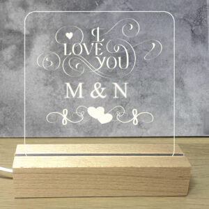 Προσωποποιημενο Φωτιστικό Led με Αφιέρωση Led Φωτισμός λευκό φωτισμό. Βάση: Ξύλινη βάση Υλικό: Ακρυλικό plexiglass με προσωποποίηση Διάσταση Βάσης: 15cm x 4.5cm x 3cm Διάσταση Πλακέτας: 14.5cm × 20cm ~ Τροφοδοσία: USB το καλώδιο USB σε τροφοδοτικό USB ή υπολογιστή. Προσωποποίησέ το! ΣΤΟ PARTYDAY.GR