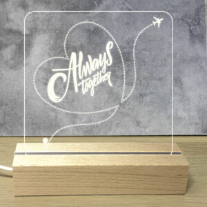 Προσωποποιημενο Φωτιστικό Led με Αφιέρωση Led Φωτισμός λευκό φωτισμό. Βάση: Ξύλινη βάση Υλικό: Ακρυλικό plexiglass με προσωποποίηση Διάσταση Βάσης: 15cm x 4.5cm x 3cm Διάσταση Πλακέτας: 14.5cm × 20cm ~ Τροφοδοσία: USB το καλώδιο USB σε τροφοδοτικό USB ή υπολογιστή. Προσωποποίησέ το! ΣΤΟ PARTYDAY.GR