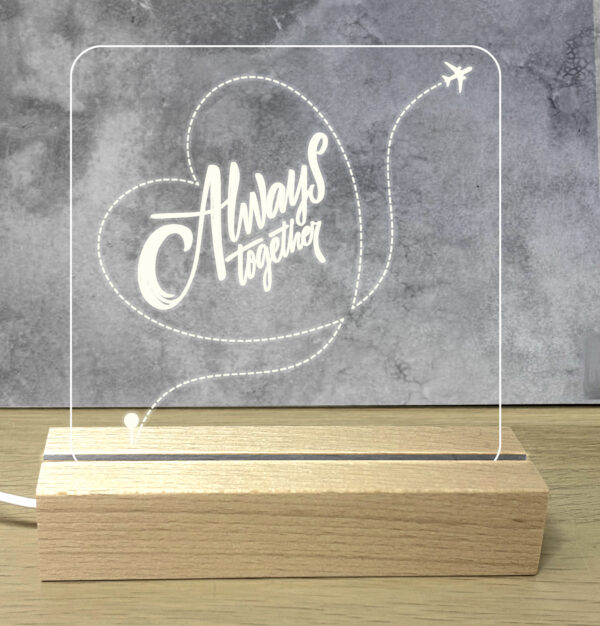 Προσωποποιημενο Φωτιστικό Led με Αφιέρωση Led Φωτισμός λευκό φωτισμό. Βάση: Ξύλινη βάση Υλικό: Ακρυλικό plexiglass με προσωποποίηση Διάσταση Βάσης: 15cm x 4.5cm x 3cm Διάσταση Πλακέτας: 14.5cm × 20cm ~ Τροφοδοσία: USB το καλώδιο USB σε τροφοδοτικό USB ή υπολογιστή. Προσωποποίησέ το! ΣΤΟ PARTYDAY.GR