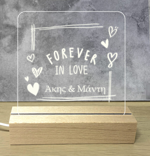 Προσωποποιημενο Φωτιστικό Led με Αφιέρωση Led Φωτισμός λευκό φωτισμό. Βάση: Ξύλινη βάση Υλικό: Ακρυλικό plexiglass με προσωποποίηση Διάσταση Βάσης: 15cm x 4.5cm x 3cm Διάσταση Πλακέτας: 14.5cm × 20cm ~ Τροφοδοσία: USB το καλώδιο USB σε τροφοδοτικό USB ή υπολογιστή. Προσωποποίησέ το! ΣΤΟ PARTYDAY.GR