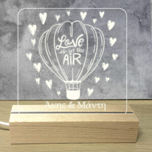 Προσωποποιημενο Φωτιστικό Led με Αφιέρωση Led Φωτισμός λευκό φωτισμό. Βάση: Ξύλινη βάση Υλικό: Ακρυλικό plexiglass με προσωποποίηση Διάσταση Βάσης: 15cm x 4.5cm x 3cm Διάσταση Πλακέτας: 14.5cm × 20cm ~ Τροφοδοσία: USB το καλώδιο USB σε τροφοδοτικό USB ή υπολογιστή. Προσωποποίησέ το! ΣΤΟ PARTYDAY.GR