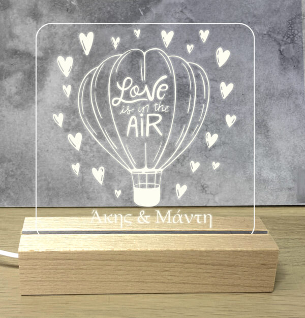 Προσωποποιημενο Φωτιστικό Led με Αφιέρωση Led Φωτισμός λευκό φωτισμό. Βάση: Ξύλινη βάση Υλικό: Ακρυλικό plexiglass με προσωποποίηση Διάσταση Βάσης: 15cm x 4.5cm x 3cm Διάσταση Πλακέτας: 14.5cm × 20cm ~ Τροφοδοσία: USB το καλώδιο USB σε τροφοδοτικό USB ή υπολογιστή. Προσωποποίησέ το! ΣΤΟ PARTYDAY.GR