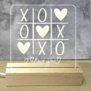 Προσωποποιημενο Φωτιστικό Led με Αφιέρωση Led Φωτισμός λευκό φωτισμό. Βάση: Ξύλινη βάση Υλικό: Ακρυλικό plexiglass με προσωποποίηση Διάσταση Βάσης: 15cm x 4.5cm x 3cm Διάσταση Πλακέτας: 14.5cm × 20cm ~ Τροφοδοσία: USB το καλώδιο USB σε τροφοδοτικό USB ή υπολογιστή. Προσωποποίησέ το! ΣΤΟ PARTYDAY.GR