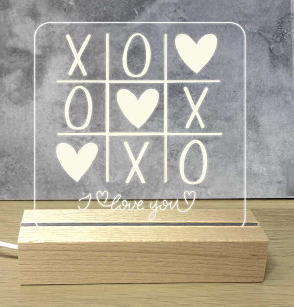 Προσωποποιημενο Φωτιστικό Led με Αφιέρωση Led Φωτισμός λευκό φωτισμό. Βάση: Ξύλινη βάση Υλικό: Ακρυλικό plexiglass με προσωποποίηση Διάσταση Βάσης: 15cm x 4.5cm x 3cm Διάσταση Πλακέτας: 14.5cm × 20cm ~ Τροφοδοσία: USB το καλώδιο USB σε τροφοδοτικό USB ή υπολογιστή. Προσωποποίησέ το! ΣΤΟ PARTYDAY.GR