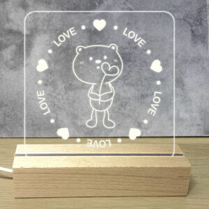 Προσωποποιημενο Φωτιστικό Led με Αφιέρωση Led Φωτισμός λευκό φωτισμό. Βάση: Ξύλινη βάση Υλικό: Ακρυλικό plexiglass με προσωποποίηση Διάσταση Βάσης: 15cm x 4.5cm x 3cm Διάσταση Πλακέτας: 14.5cm × 20cm ~ Τροφοδοσία: USB το καλώδιο USB σε τροφοδοτικό USB ή υπολογιστή. Προσωποποίησέ το! ΣΤΟ PARTYDAY.GR