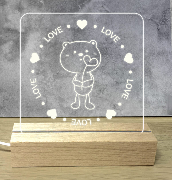 Προσωποποιημενο Φωτιστικό Led με Αφιέρωση Led Φωτισμός λευκό φωτισμό. Βάση: Ξύλινη βάση Υλικό: Ακρυλικό plexiglass με προσωποποίηση Διάσταση Βάσης: 15cm x 4.5cm x 3cm Διάσταση Πλακέτας: 14.5cm × 20cm ~ Τροφοδοσία: USB το καλώδιο USB σε τροφοδοτικό USB ή υπολογιστή. Προσωποποίησέ το! ΣΤΟ PARTYDAY.GR