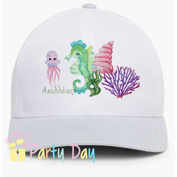 Καπέλα με όνομα, η εκτύπωση φωτογραφίας στα καπέλα γίνεται με ειδικό τρόπο για να αντέχουν στο πλύσιμο στο πλυντήριο. ή πίσω, καπελα με φωτογραφια, καπελα με ονόματα, καπελα με σχέδια, καπελα με λογότυπο, καπελα με σκίτσα, καπελα για δώρο, καπελα για την παραλια, καπελα για βάπτιση, ΚΑΠΕΛΑ, καπελα, καπελα για σχολεια, καπελα για εκθεσεις, καπελα προσωπικου, Διαφημιστικα καπελα, ΔΙΑΦΗΜΙΣΤΙΚΑ ΚΑΠΕΛΑ, ΕΚΤΥΠΩΣΗ ΣΕ ΚΑΠΕΛΑ Το τέλειο καπέλο για ένα Βάπτιση και για μπομπονιέρα. ΠΕΡΙΓΡΑΦΗ Κωδικός:κωδ.02550 ΛΕΥΚΑ Ή ΜΕ ΓΕΙΣΟ  ΧΡΩΜΑΤΙΣΤΟ ΚΑΠΕΛΑ ΒΑΠΤΙΣΗΣ ΛΕΥΚΑ Ή ΜΕ ΓΕΙΣΟ KAB.5550 Περιγραφή: Καπέλο κλασικό καλοκαιρινό Διαστάση Αντικειμένου: Περίμετρος 58 cm Ρυθμιζόμενο πλαστικό πίσω κούμπωμα. Χώρος Εκτύπωσης: 9 x 6,5 cml Χρόνος παράγωγης: 3 μέρες Χρόνος παράδωσης: 4 μέρες