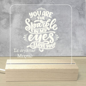 Προσωποποιημενο Φωτιστικό Led με Αφιέρωση Led Φωτισμός λευκό φωτισμό. Βάση: Ξύλινη βάση Υλικό: Ακρυλικό plexiglass με προσωποποίηση Διάσταση Βάσης: 15cm x 4.5cm x 3cm Διάσταση Πλακέτας: 14.5cm × 20cm ~ Τροφοδοσία: USB το καλώδιο USB σε τροφοδοτικό USB ή υπολογιστή. Προσωποποίησέ το!