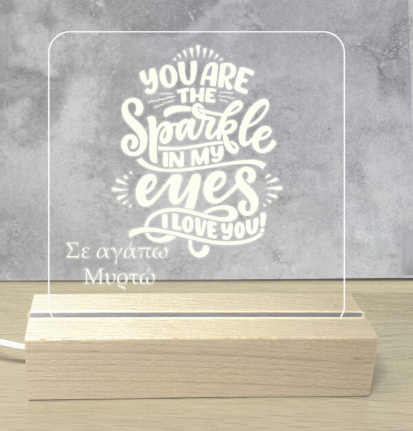 Προσωποποιημενο Φωτιστικό Led με Αφιέρωση Led Φωτισμός λευκό φωτισμό. Βάση: Ξύλινη βάση Υλικό: Ακρυλικό plexiglass με προσωποποίηση Διάσταση Βάσης: 15cm x 4.5cm x 3cm Διάσταση Πλακέτας: 14.5cm × 20cm ~ Τροφοδοσία: USB το καλώδιο USB σε τροφοδοτικό USB ή υπολογιστή. Προσωποποίησέ το!