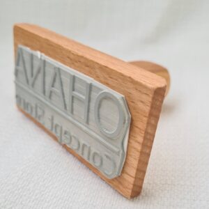 Ξύλινη σφραγίδα με λογότυπο Μεγάλη Personalize 1977 Μεγάλη Προσαρμοσμένη Σφραγίδα - Μεγάλη Σφραγίδα Συσκευασίας - Μεγάλη Σφραγίδα Λογότυπου - Κατασκευασμένη από το Σχέδιό σας - Μεγάλη Προσαρμοσμένη Σφραγίδα  -Σφραγίδες για Τσάντες με το Σχέδιο Χρησιμοποιήστε μια προσαρμοσμένη σφραγίδα λογότυπου για να προσθέσετε το εμπορικό σήμα των πακέτων και των χαρτικών σας.Τυπώστε τo δικό σας brand πάνω σε είδη Μια προσαρμοσμένη σφραγίδα φτιαγμένη από το λογότυπο ή το σχέδιό σας είναι ένας εξαιρετικός τρόπος για να προσθέσετε  επαγγελματισμό σε όλη την επικοινωνία σας. Επιλέξτε μέγεθος και τύπο σφραγίδα. Μπορούμε να παράγουμε μεγαλες σφραγίδες  χωρίς ταμπόν μελανιού. Μπορείτε να ζητήσετε μεγαλύτερο μέγεθος αν θέλετε. Το αρχείο png ή jpeg, θα ήταν καλύτερη εικόνα υψηλής ανάλυσης 300dpi. -Ο χρόνος παραγωγής είναι απο 5 εως 7 εργάσιμες ΠΕΡΙΓΡΑΦΗ Ξύλινη ή plexi glass Η Τιμή δεν περιλαμβάνει ταμπον και μελάνι ΜΟΝΟ ΤΗ ΣΦΡΑΓΙΔΑ Περιγραφή: Ξύλινη ή plexi glass Ανάλογα το μέγεθος Διαστάση Αντικειμένου: Μεγάλη Προσαρμοσμένη