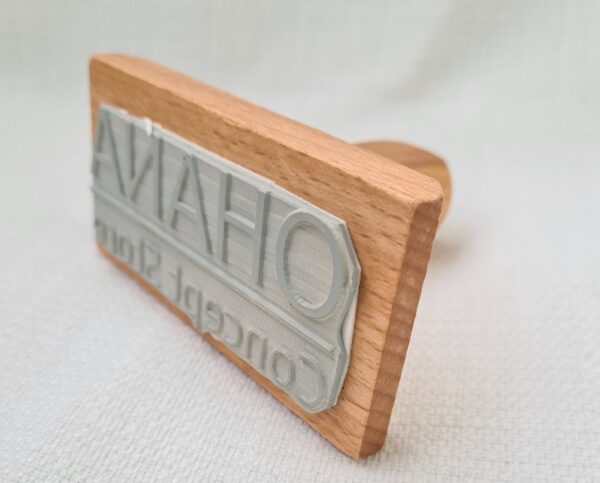 Ξύλινη σφραγίδα με λογότυπο Μεγάλη Personalize 1977 Μεγάλη Προσαρμοσμένη Σφραγίδα - Μεγάλη Σφραγίδα Συσκευασίας - Μεγάλη Σφραγίδα Λογότυπου - Κατασκευασμένη από το Σχέδιό σας - Μεγάλη Προσαρμοσμένη Σφραγίδα  -Σφραγίδες για Τσάντες με το Σχέδιο Χρησιμοποιήστε μια προσαρμοσμένη σφραγίδα λογότυπου για να προσθέσετε το εμπορικό σήμα των πακέτων και των χαρτικών σας.Τυπώστε τo δικό σας brand πάνω σε είδη Μια προσαρμοσμένη σφραγίδα φτιαγμένη από το λογότυπο ή το σχέδιό σας είναι ένας εξαιρετικός τρόπος για να προσθέσετε  επαγγελματισμό σε όλη την επικοινωνία σας. Επιλέξτε μέγεθος και τύπο σφραγίδα. Μπορούμε να παράγουμε μεγαλες σφραγίδες  χωρίς ταμπόν μελανιού. Μπορείτε να ζητήσετε μεγαλύτερο μέγεθος αν θέλετε. Το αρχείο png ή jpeg, θα ήταν καλύτερη εικόνα υψηλής ανάλυσης 300dpi. -Ο χρόνος παραγωγής είναι απο 5 εως 7 εργάσιμες ΠΕΡΙΓΡΑΦΗ Ξύλινη ή plexi glass Η Τιμή δεν περιλαμβάνει ταμπον και μελάνι ΜΟΝΟ ΤΗ ΣΦΡΑΓΙΔΑ Περιγραφή: Ξύλινη ή plexi glass Ανάλογα το μέγεθος Διαστάση Αντικειμένου: Μεγάλη Προσαρμοσμένη